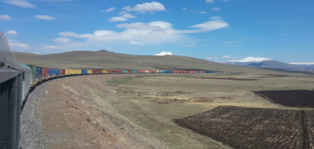 Longest freight train on Baku-Tbilisi-Kars railway departs from Turkiye ...